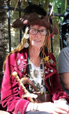 Hastings, İngiltere, 15 Temmuz 2023 Hastings Geleneksel Korsan Günü müzik grupları ve etkinliklerle eski kasabaya gidiyor.