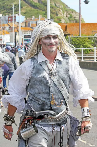 Hastings, İngiltere, 15 Temmuz 2023 - Geleneksel Korsan Günü Geçit alayı müzik grupları ve etkinliklerle eski kasabaya gidiyor