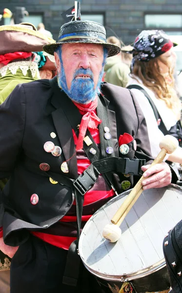 Hastings, İngiltere, 15 Temmuz 2023 - Geleneksel Korsan Günü Geçit alayı müzik grupları ve etkinliklerle eski kasabaya gidiyor