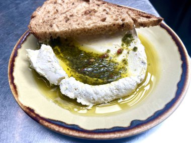 Lebneh veya labaneh yoğurt peyniri zeytinyağı ve tost ile giyinmiş.