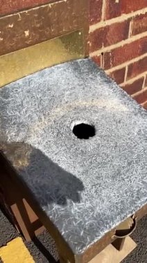 Delik oyununda kurbağa, geleneksel olarak Doğu Sussex 'te oynanır. Pirinç markaları kurşun kutunun içindeki deliğe atılır.