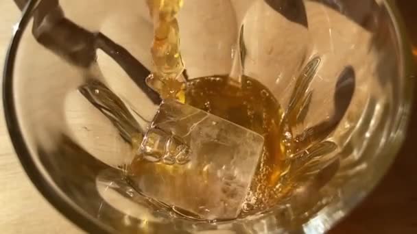 プロバイオティクスの発酵茶小ブチャ源のタップドリンクディスペンサーからの小ブチャ遅い動き — ストック動画