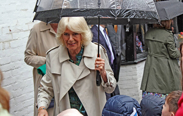 Рай, Восточный Суссекс, Ук-16.05.2024: Королева Камилла посещает Ржаную церковь и дом Агнца, чтобы отпраздновать Литературную историю, собирает толпы под дождем 