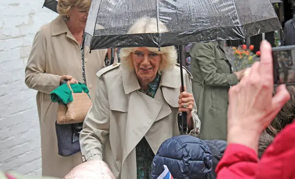 stock image Rye, East Sussex, UK- 16.05.2024: Queen Consort Camilla visits Rye Church and Lamb house to celebrate Literature history meets crowds in the rain 