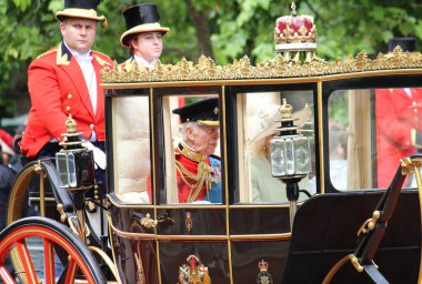  Londra mı? 15 Haziran 2024 - Kral III. Charles, Kraliçe Camilla, Renkli Kutlama Yürüyüşü sırasında bir arabada