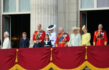 Londra mı? 15 Haziran 2024 - Kral Charles ve Kraliçe Camilla eşleri, Galler Prensi William ve Prenses Kate çocukları Buckingham Sarayı 'nın balkonunda Renkli Kutlamalar sırasında. Çocuklar Prens George, Louis, Prenses Charlotte