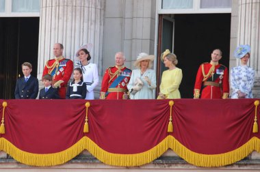 Londra mı? 15 Haziran 2024 - Kral III. Charles, Kraliçe Camilla, Galler Prensi Kate ve William ve çocukları Prens George, Louis ve Prenses Charlotte Buckingham Sarayı 'nın balkonunda