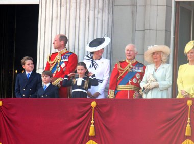 Londra, İngiltere, 15.06.2024: Cambridge Düşesi Kate Katherine ve çocukları Prenses Charlotte ve Prens George Louis renk yürüyüşü sırasında at arabasında