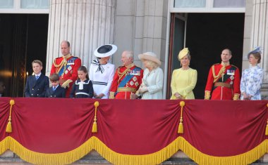 Londra, İngiltere, 15.06.2024: Cambridge Düşesi Kate Katherine ve çocukları Prenses Charlotte ve Prens George Louis renk yürüyüşü sırasında at arabasında