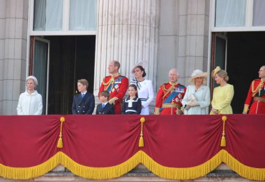 Londra mı? 15 Haziran 2024 - Kral III. Charles, Kraliçe Camilla, Galler Prensi Kate ve William ve çocukları Prens George, Louis ve Prenses Charlotte Buckingham Sarayı 'nın balkonunda