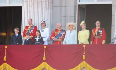 Londra, İngiltere, 15.06.2024: Cambridge Düşesi Kate Katherine ve çocukları Prenses Charlotte ve Prens George Louis renk yürüyüşü sırasında at arabasında