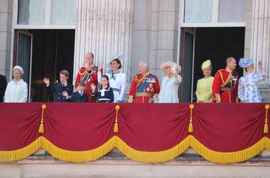 Londra mı? 15 Haziran 2024 - Kral III. Charles, Kraliçe Camilla, Galler Prensi Kate ve William ve çocukları Prens George, Louis ve Prenses Charlotte Buckingham Sarayı 'nın balkonunda