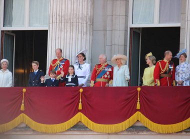 Londra, İngiltere, 15.06.2024: Cambridge Düşesi Kate Katherine ve çocukları Prenses Charlotte ve Prens George Louis renk yürüyüşü sırasında at arabasında