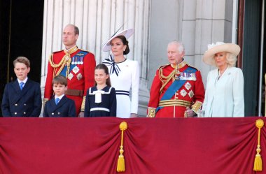 Londra mı? 15 Haziran 2024 - Kral III. Charles, Kraliçe Camilla, Galler Prensi Kate ve William ve çocukları Prens George, Louis ve Prenses Charlotte Buckingham Sarayı 'nın balkonunda