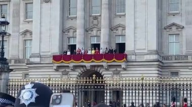 Londra, İngiltere - 14.06.25: Kral Charles, Kraliçe Camilla ve İngiliz Kraliyet ailesi Buckingham Sarayı 'nın balkonunda göründü, Prens William, Prenses Kate, George, Charlotte, Louis, Anne, Edward,