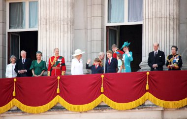 Londra, İngiltere - 14.06.25: Kral Charles, Kraliçe Camilla ve İngiliz Kraliyet ailesi Buckingham Sarayı 'nın balkonunda göründü, Prens William, Prenses Kate, George, Charlotte, Louis, Anne, Edward,  