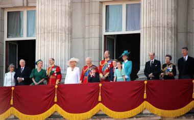 Londra, İngiltere - 14.06.25: Kral Charles, Kraliçe Camilla ve İngiliz Kraliyet ailesi Buckingham Sarayı 'nın balkonunda göründü, Prens William, Prenses Kate, George, Charlotte, Louis, Anne, Edward,  