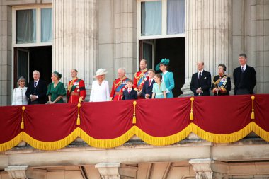 Londra, İngiltere - 14.06.25: Kral Charles, Kraliçe Camilla ve İngiliz Kraliyet ailesi Buckingham Sarayı 'nın balkonunda göründü, Prens William, Prenses Kate, George, Charlotte, Louis, Anne, Edward,  