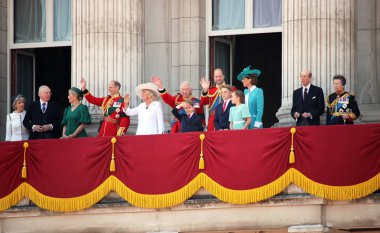 Londra, İngiltere - Kral Charles, Kraliçe Camilla ve İngiliz Kraliyet ailesi Buckingham Sarayı 'nda balkona çıktılar. Aralarında Prens William, Prenses Kate, Prens George, Prenses Charlotte, Louis, Anne, Edward ve Duke Düşesi Gloucester 'ın da bulunduğu