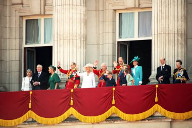 Londra, İngiltere - Kral Charles, Kraliçe Camilla ve İngiliz Kraliyet ailesi Buckingham Sarayı 'nda balkona çıktılar. Aralarında Prens William, Prenses Kate, Prens George, Prenses Charlotte, Louis, Anne, Edward ve Duke Düşesi Gloucester 'ın da bulunduğu