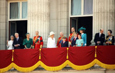 Londra, İngiltere - Kral Charles, Kraliçe Camilla ve İngiliz Kraliyet ailesi Buckingham Sarayı 'nda balkona çıktılar. Aralarında Prens William, Prenses Kate, Prens George, Prenses Charlotte, Louis, Anne, Edward ve Duke Düşesi Gloucester 'ın da bulunduğu
