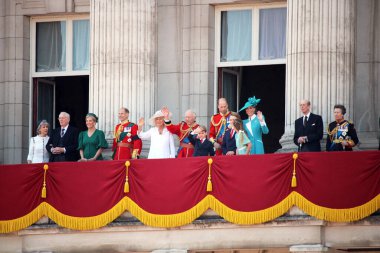 Londra, İngiltere - Kral Charles, Kraliçe Camilla ve İngiliz Kraliyet ailesi Buckingham Sarayı 'nda balkona çıktılar. Aralarında Prens William, Prenses Kate, Prens George, Prenses Charlotte, Louis, Anne, Edward ve Duke Düşesi Gloucester 'ın da bulunduğu