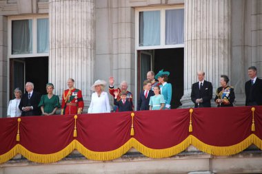 Londra, İngiltere - Kral Charles, Kraliçe Camilla ve İngiliz Kraliyet ailesi Buckingham Sarayı 'nda balkona çıktılar. Aralarında Prens William, Prenses Kate, Prens George, Prenses Charlotte, Louis, Anne, Edward ve Duke Düşesi Gloucester 'ın da bulunduğu