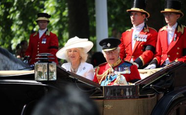 Londra, İngiltere - 14.06.2025 Kral Charles ve Kraliçe Camilla 2025 Renkli Süvari Birliği 'nde Kral III. Charles' a üniforma içinde el sallıyorlar.