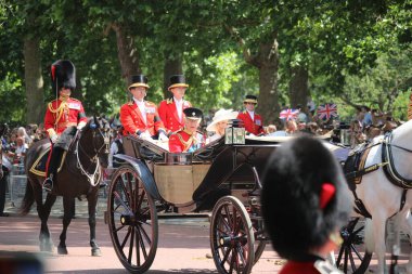 Londra, İngiltere - 14.06.2025 Kral Charles ve Kraliçe Camilla 2025 Renkli Süvari Birliği 'nde Kral III. Charles' a üniforma içinde el sallıyorlar.