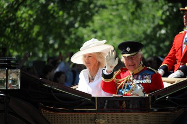 Londra, İngiltere - 14.06.2025 Kral Charles ve Kraliçe Camilla 2025 Renkli Süvari Birliği 'nde Kral III. Charles' a üniforma içinde el sallıyorlar.