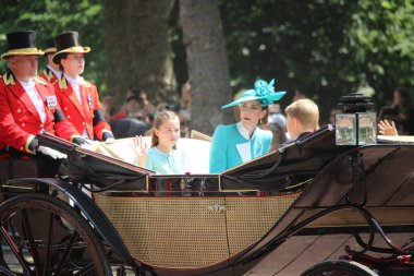 Londra, İngiltere - 14.06.2025 Prenses Catherine ve çocukları Prens George, Prenses Charlotte ve Prens Louis Renk 2025 'te at arabasında.