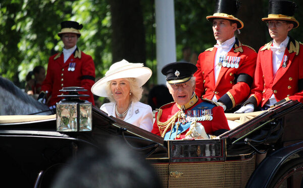 Лондон, Великобритания - 14.06.2025 Король Карл и королева Камилла в карете на Trooping the Colour 2025 машут толпе королем Карлом III в форме