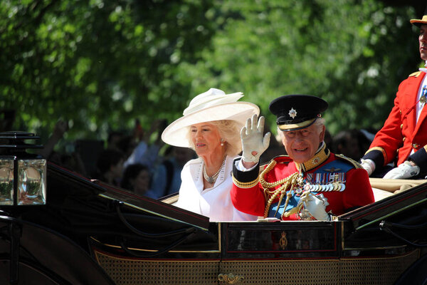 Лондон, Великобритания - 14.06.2025 Король Карл и королева Камилла в карете на Trooping the Colour 2025 машут толпе королем Карлом III в форме