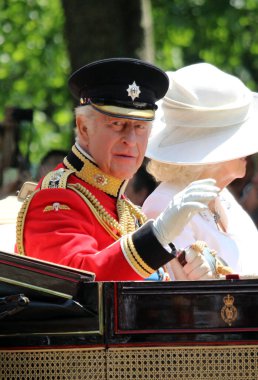 Londra, İngiltere - 14.06.2025 Kral Charles ve Kraliçe Camilla 2025 Renkli Süvari Birliği 'nde Kral III. Charles' a üniforma içinde el sallıyorlar.