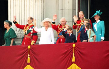 Londra, İngiltere - 14.06.25: Kral Charles, Kraliçe Camilla ve İngiliz Kraliyet ailesi Buckingham Sarayı, William, Kate, George, Charlotte, Louis, Anne, Edward, 