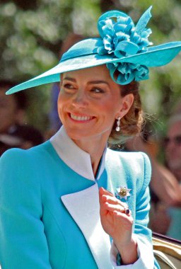 Londra, İngiltere - 14.06.2025 Prenses Catherine at arabasında 2025 Rengi 'nde el sallıyor ve gülümsüyor.
