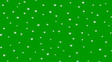 Animasyon gümüş kalpler tepeden tırnağa uçuyor. Döngülü video. Yeşil arka planda izole kalp yağmuru
