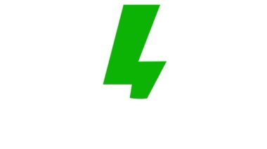 Yıldırımın canlı yeşil sembolü. Gücün enerji simgesi. Elektrik flaşı. Vektör illüstrasyonu beyaz arkaplanda izole edildi.