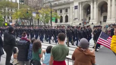 New York, New York, ABD - 1 Kasım 2022: Ordu personeli 45. Cadde 'deki Ana Kütüphane' den geçerek Beşinci Cadde 'ye yürüyor.