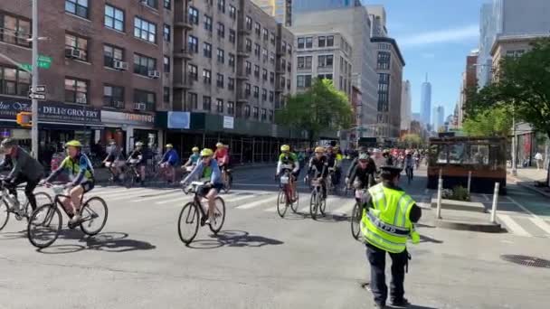 2022年11月1日 美国纽约州纽约市 2022年5月1日 纽约5个行政区举行了一年一度的自行车巡回赛 我们展示了在曼哈顿切尔西街区的巡回赛 比赛将在第六大道北上举行 — 图库视频影像