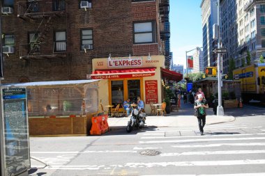 New York, New York, ABD - 4 Kasım 2022: L Express Bouchon 24 saat Fransız restoranı 20. cadde ve Park Bulvarı 'nın güneyi.