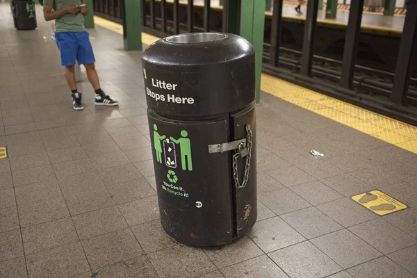 Nova York Eua Nov 2022 Uma Lata Lixo Dentro Recipiente — Fotografia de Stock