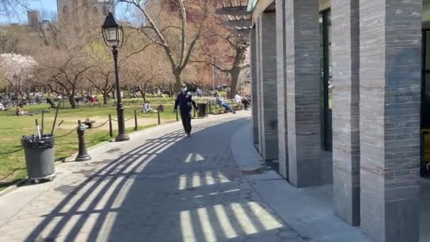 New York Usa Nov 2022 Άνθρωποι Χαλαρώνουν Στο Washington Square — Αρχείο Βίντεο