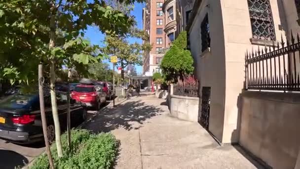 ニューヨーク アメリカ 2022年11月6日 リバーサイド博士の74丁目から75丁目の間の散歩は よく維持された住居 リバーサイドパーク および交通を示しています — ストック動画