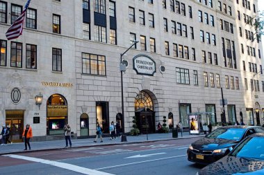 New York, New York, ABD - 8 Kasım 2022: Manhattan 'daki Bergdorf Goodman mağazasının Beşinci Cadde girişi