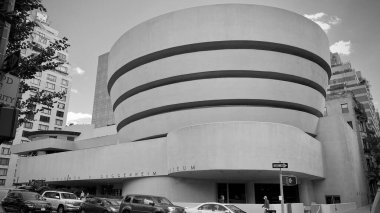 New York, New York, ABD - 11 Kasım 2022: Guggenheim Müzesi Beşinci Cadde 'den görülmektedir.