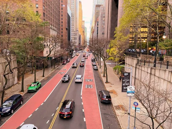 New York, New York, ABD - 22 Kasım 2022: Tudor City üst geçidinden 42. caddenin görüntüsü kırmızı otobüs şeritlerini gösteriyor