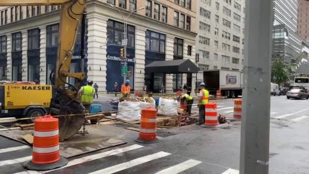 New York Aug 2023 Construction Work Fifth Avenue Disrupts Normal — Stock Video