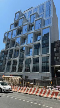 New York, New York - 26 Nisan 2024: Manhattan 'da Altıncı Cadde' deki yeni lüks yerleşim yeri