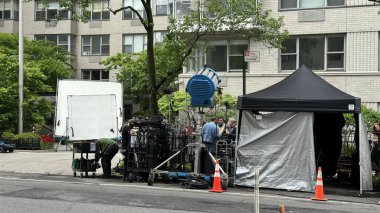 New York, New York - 6 Mayıs 2024: Profesyonel bir ekip ve ekipmanlar, Washington Meydanı yakınlarındaki Lower Fifth Ave 'de çekilecek filme hazırlanıyor